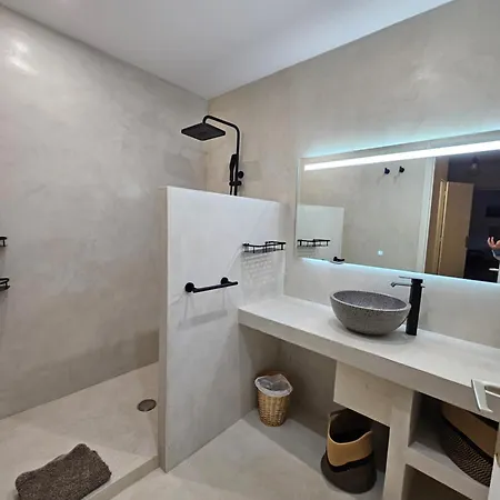 Renove Independant Avec Garage Au Centre Du Village Lägenhet