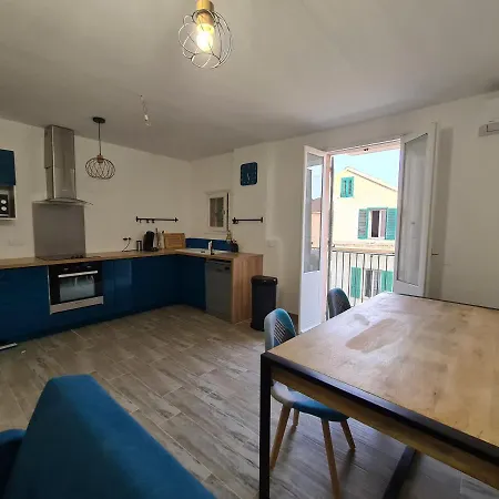 Renove Independant Avec Garage Au Centre Du Village * Saint-Florent (Corsica)