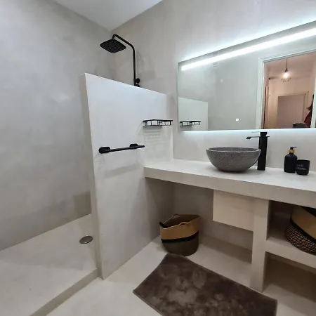 Renove Independant Avec Garage Au Centre Du Village