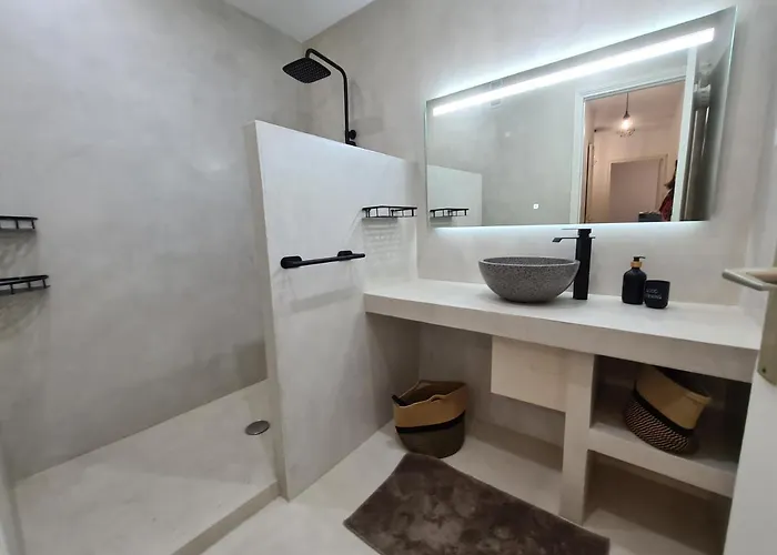 Renove Independant Avec Garage Au Centre Du Village