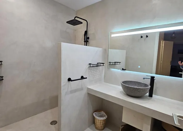 Renove Independant Avec Garage Au Centre Du Village Appartement