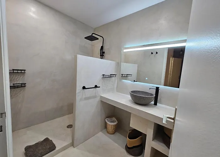 Renove Independant Avec Garage Au Centre Du Village * サン・フロラン